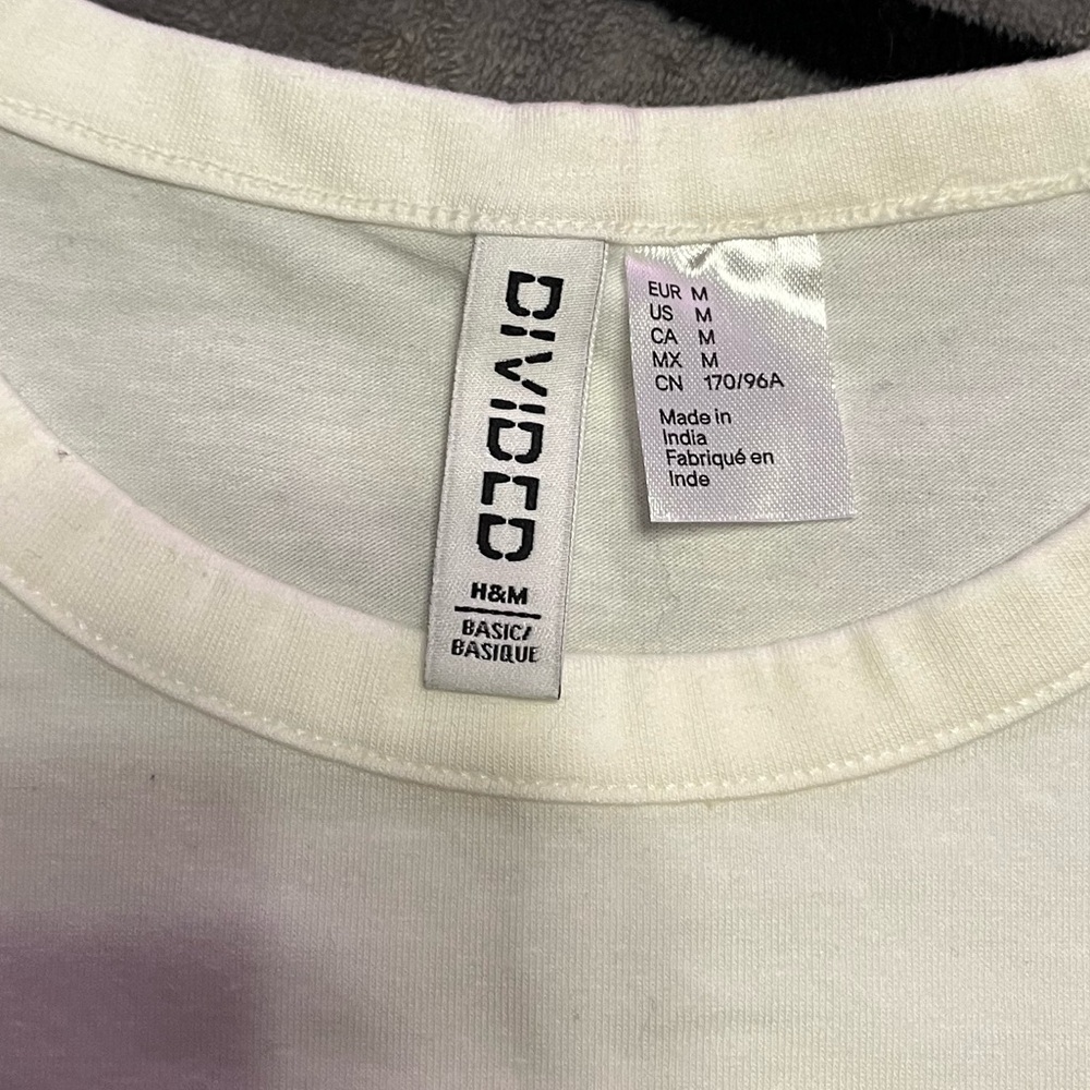 Dividcd Nwot Basic White Too. Size Medium - image 5